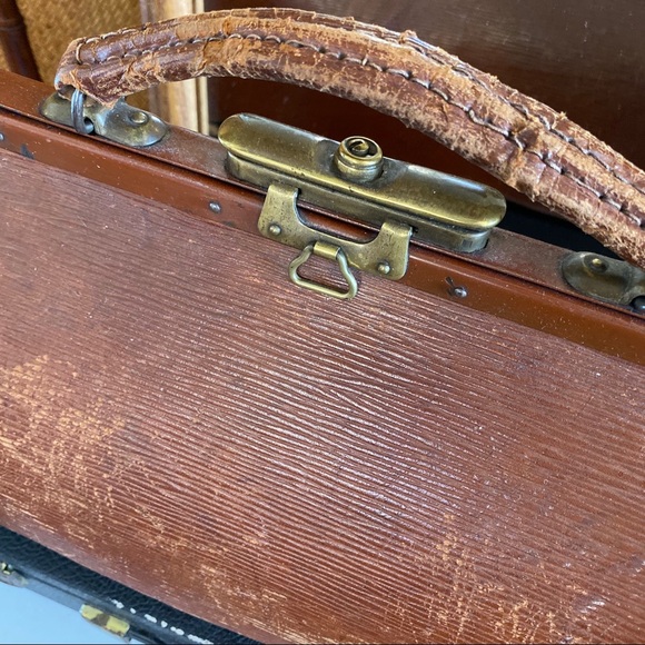 ❌SOLD❌ Vintage Brown Leather Doctors Purse - Picture 6 of 12